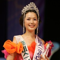 Honey Lee memiliki nama asli Lee Hanee. Ia mewakili Korea Selatan di Miss Universe 2007 di Meksiko. Wanita 35 tahun ini pun sukses menempati tempat runner-up ke-3 di ajang tersebut. Foto: Getty Images