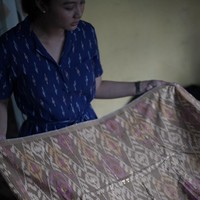 Inilah penampakan tenun donggala, salah satu kerajinan tangan khas perajin Sulawesi Tengah. Foto ini didapat dari desainer Didiet Maulana yang pada Agustus lalu bertemu langsung dengan para perajin tenun donggala. Melalui Kementerian Perindustrian, Didet diminta untuk melakukan pembinaan bagi perajin tenun donggala, murid SMK, dan desainer lokal. (Foto: @bernardopictura via Didiet Maulana)