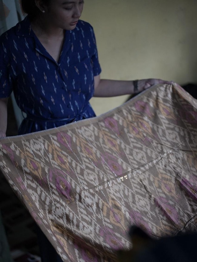 Inilah penampakan tenun donggala, salah satu kerajinan tangan khas perajin Sulawesi Tengah. Foto ini didapat dari desainer Didiet Maulana yang pada Agustus lalu bertemu langsung dengan para perajin tenun donggala. Melalui Kementerian Perindustrian, Didet diminta untuk melakukan pembinaan bagi perajin tenun donggala, murid SMK, dan desainer lokal. (Foto: @bernardopictura via Didiet Maulana)