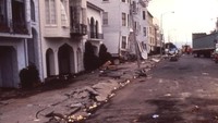Likuifaksi di Distrik Marina, San Francisco akibat gempa Loma Prieta 1989(U.S. Geological Survey photograph)