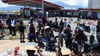 Antrean tersebut bahkan sampai mengular hingga ke jalan.