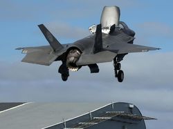 Kapal Induk Tercanggih Inggris Unjuk Kekuatan dengan Jet F-35