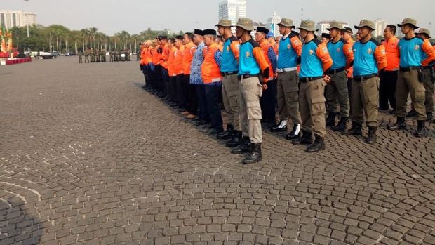 Ada 83 petugas dari berbagai dinas di Pemprov DKI Jakarta dikirim ke lokasi.