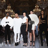 Cara saat finale bersama Olivier Rousteing. (Foto: Pascal Le Segretain/Getty Images)