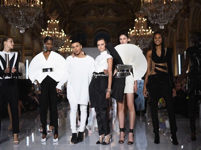 Cara saat finale bersama Olivier Rousteing. (Foto: Pascal Le Segretain/Getty Images)
