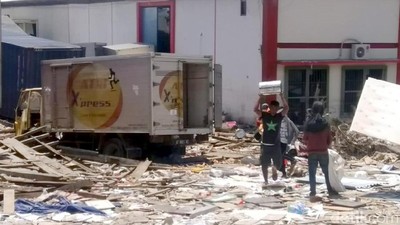 Mengais di Antara Reruntuhan Tsunami