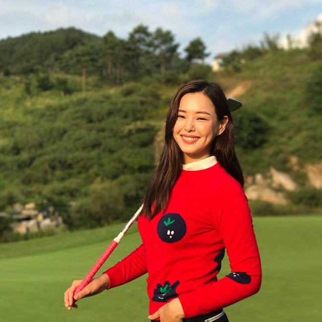 Netizen lainnya pun berkomentar, Dia seharusnya lebih tahu (maknanya) karena sebelumnya dia tinggal di luar negeri. Sepertinya dia melakukan sebuah kesalahan. Foto: Instagram/@honey_lee32