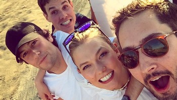 2. Saat remaja, Systrom terobsesi mengkoleksi rekaman musik. Saat SMA, dia juga suka menyusup ke klub-klub musik dan DJ di Boston. Foto: Instagram