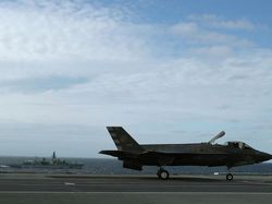 Kapal Induk Tercanggih Inggris Unjuk Kekuatan dengan Jet F-35