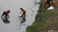 Mereka menggunakan berbagai peralatan mulai dari sapu, sekol, cangkul hingga karung.