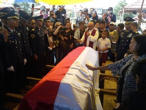 Tangis Warnai Pemakaman Petugas ATC Palu Gunawan Agung
