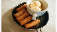 Tak hanya dijadikan gorengan biasa. Cempedak juga bisa dijadikan isian lumpia yang renyah ini. Makin enak dipadu dengan es krim vanilla. Foto: Instagram alice_tsw  