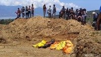 Pemakaman massal untuk para korban meninggal (Foto: Bil Wahid-detik)