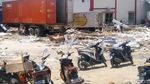 Mengais di Antara Reruntuhan Tsunami