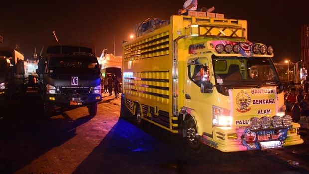   KRI Makassar Berangkatkan Relawan dan Bantuan Korban Gempa Sulteng