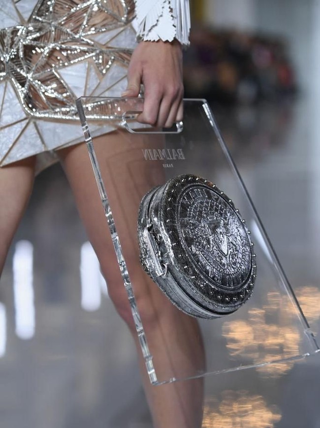 Nuansa futuristik menjadi tema besar koleksi Olivier kali ini. Di jajaran aksesori, tas tampil unik dengan tambahan akrilik. (Foto: Pascal Le Segretain/Getty Images)