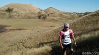 Foto: Para traveler ini akan berlari hingga mencapai puncak Kawah Ijen. Rute lain yang harus ditempuh antara lain kawasan hutan lindung milik Perhutani, Kawah Wurung, hingga perkebunan kopi milik PTPN XII. (Chuk Shatu/detikTravel)