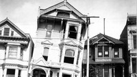Rumah miring di Distrik Misi, Sanfrancisco akibat gempa 1906 (G.K. Gilbert of the U.S. Geological Survey)