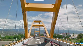 Jembatan ini memiliki panjang 300 meter ini berada di atas Teluk Talise. Jembatan Ponulele dilengkapi dengan dua lengkungan berjarak sekitar 125 meter dan lebar jalan sekitar 10 meter. Foto: Screenshoot Google Street View