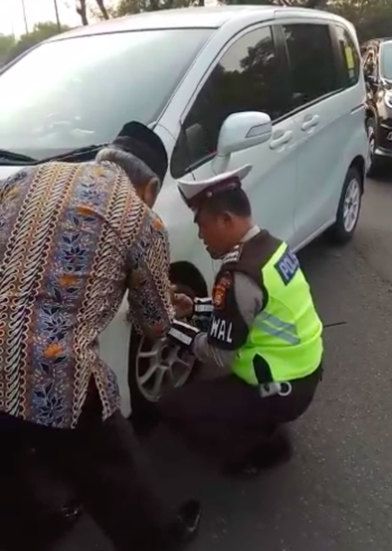 Salut Polisi Bantu Warga Saat Bumper Mobil Terlepas