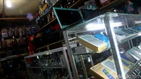 Hingga barang-barang elektronik pun ikut dipamerkan.