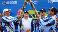 Menteri Pariwisata Republik Indonesia Arief Yahya (kiri) memberikan Obor Asian Para Games 2018 kepada Direktur Utama Bank BRI Suprajarto (kanan) yang disaksikan Menteri Perencanaan Pembangunan Nasional/Kepala Bappenas Bambang Brodjonegoro (kedua kiri) dan Ketua Umum  Indonesia Asian Para Games Official Committee (INAPGOC) Raja Sapta Oktohari (kedua kanan) dalam perhelatan Parade Pawai Obor Asian Para Games 2018, yang dilaksanakan di Jakarta, Minggu (30/9).
