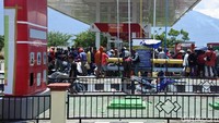 Hal itu dilakukan warga untuk kebutuhan akomodasi kendaraan demi mencari keluarga yang hilang dan membantu evakuasi korban.