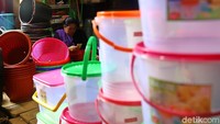 Perabotan rumah tangga juga tersedia disini.