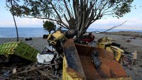 Sisa-sisa bangkai mobil yang rusak parah akibat tsunami yang menghantam Pantai Lolik masih terlihat hingga kini, Senin (1/10/2018). Beawiharta/Reuters.