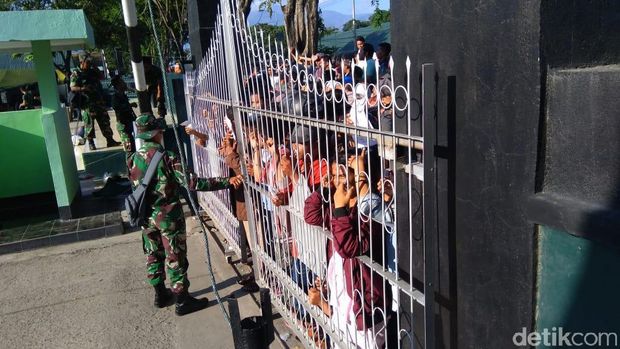 Warga Palu Berdesakan Menunggu Bantuan