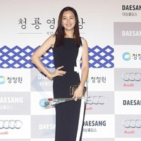 Selain pandai berakting, Honey Lee juga seorang pemain gayageum profesional, alat musik tradisional Korea. Ia bahkan lulus dari Seoul National University dengan penghargaan tinggi dalam musik tradisional Korea. Foto: Getty Images