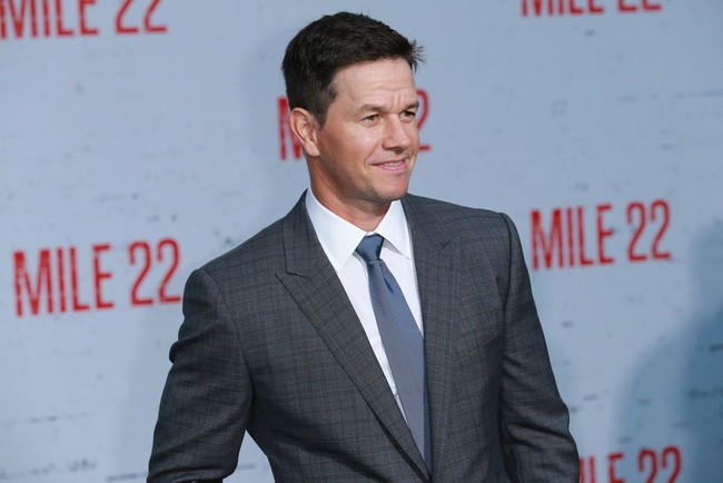 Mark Wahlberg bangun saat orang-orang lainnya mungkin masih terlelap. Bintang film Daddys Home ini bangun pukul 2.30 pagi setiap harinya. Mark memulai harinya dengan berdoa mengucap syukur, setelah itu pria 47 tahun ini pergi main golf pada pukul 7.30 pagi. Foto: Getty Images