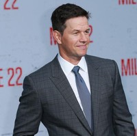 Mark Wahlberg bangun saat orang-orang lainnya mungkin masih terlelap. Bintang film Daddys Home ini bangun pukul 2.30 pagi setiap harinya. Mark memulai harinya dengan berdoa mengucap syukur, setelah itu pria 47 tahun ini pergi main golf pada pukul 7.30 pagi. Foto: Getty Images