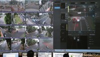 Kamera yang terkoneksi dengan back office Traffic Management Center Polda Metro Jaya itu mendeteksi dan merekam pelanggaran. Rekaman yang dilakukan dalam waktu langsung (real time) tersebut akan tersimpan secara otomatis.
