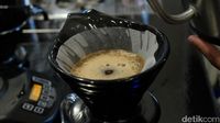 Pikul Coffee : Nikmatnya Nyeruput Arabika Kerinci Ditemani Kue Lupis yang Legit