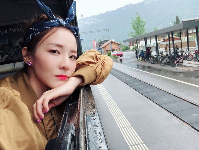 Sejak debut bersama 2NE1, Sandara Park masih terlihat imut walau telah menginjak usia 36 tahun. Ia mengaku wajah imut dan kulitnya yang awet muda alami tanpa prosedur operasi plastik. Sebelumnya, ia pernah diminta YG Entertainment untuk melakukan operasi plastik pada bagian tulang pipi dan dagu. Artis yang kini aktif sebagai penyanyi solo menolak ide tersebut dan memilih untuk mempertahankan wajah aslinya. Foto: (daraxxi/Instagram)