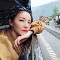 Sejak debut bersama 2NE1, Sandara Park masih terlihat imut walau telah menginjak usia 36 tahun. Ia mengaku wajah imut dan kulitnya yang awet muda alami tanpa prosedur operasi plastik. Sebelumnya, ia pernah diminta YG Entertainment untuk melakukan operasi plastik pada bagian tulang pipi dan dagu. Artis yang kini aktif sebagai penyanyi solo menolak ide tersebut dan memilih untuk mempertahankan wajah aslinya. Foto: (daraxxi/Instagram)