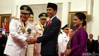 Jokowi memberikan ucapan selamat kepada Herman Deru.