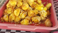 Duh, meski dijual di pinggir jalan, cempedak goreng ini ditaburi parutan keju. Ah, pasti rasanya jadi gurih legit! Foto: Instagram akim2803