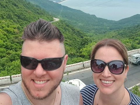 Bulan Madu Anti-mainstream, Pengantin Baru Backpacking ke 60 Negara