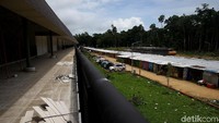 Penampakan pasar lama Skouw di sebelah kanan dan pasar baru Skouw di sebelah kiri.