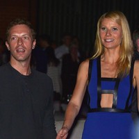 Gwyneth Paltrow dan Chris Martin bercerai setelah mempertahankan rumah tangga mereka selama 10 tahun. Keduanya menolak menyebut perpisahan mereka dengan perceraian tapi lebih pada conscious uncoupling. Sampai hari ini Chris dan Gwyneth masih suka jalan dan mengobrol bersama. Foto: Getty Images