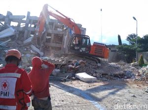 Korban Selamat Tertimbun Hotel Roa Roa Sempat Kirim SMS