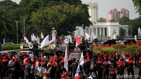 Selain berunjuk rasa, mereka juga menggalang dana untuk para korban bencana di Lombok dan Palu.
