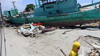Akibat tsunami, kapal pencari ikan terdampar hingga jalanan.