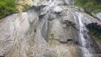 Siapa sangka, kalau air terjun yang terlihat sejuk ini adanya di dalam hutan, bahkan harus trekking ke dalamnya dulu kalau mau berkunjung ke sini (Muslimin/detikTravel)