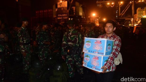   KRI Makassar Berangkatkan Relawan dan Bantuan Korban Gempa Sulteng