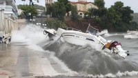 Ombak besar akibat Badai Zorba menghantam wilayah Palaia Epidavros, Yunani. Tampak sebuah motorboat rusak dihantam ombak besar. Social Media/Chris Cramer/via Reuters.