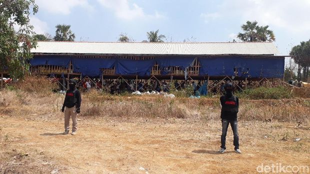 Usaha pembuatan arak ini mengambil tempat di bekas kandang ayam