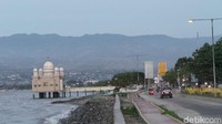 Lokasi jembatan yang juga disebut dengan nama Jembatan Empat itu berada di dekat Masjid Arkam Babu Rahman dan Pantai Talise (Afif Farhan/detikTravel)